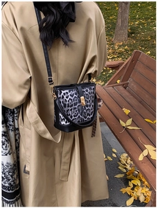 Detail der Bucket Bag mit Leopardenmuster, goldenem Verschluss und Lederbesatz
