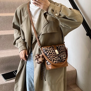 Sac seau chic à imprimé léopard avec bandoulière en cuir marron et pompon doux