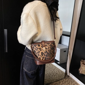 Sac seau tendance à motif léopard avec bordure en cuir marron et fermoir métallique