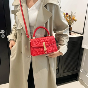 Sac à main rétro rouge gaufré crocodile avec fermoir doré et bandoulière pour femme