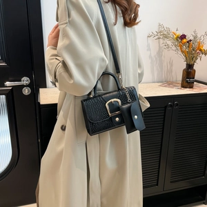 Borsa a tracolla retrò nera a motivo coccodrillo con fibbia oro e mini pochette