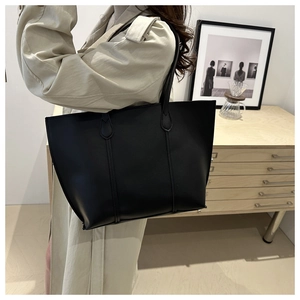 Sac fourre-tout noir minimaliste en cuir synthétique comme sac à bandoulière élégant de jour
