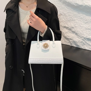 Französische weiße Lederhandtasche mit goldener Blumenschnalle und Kroko-Prägung