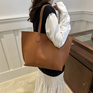 Grand sac cabas marron minimaliste en similicuir pour femme porté à l'épaule