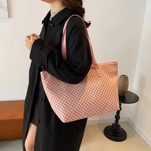 Pink large-capacity tote bag with geometric print and long straps for daily commuting