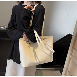 Grande borsa tote bianco panna con doppi spallacci indossata da una modella per il pendolare