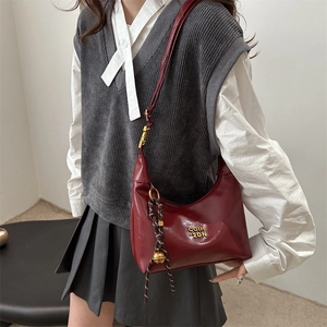Nischendesign Vintage PU Leder Hobo Tasche Für Damen Weinrot Schwarz Braun Kaffee Mode Öl Haut Knödel Umhängetasche Mit Glockenanhänger Crossbody Tasche Täglich Pendeln