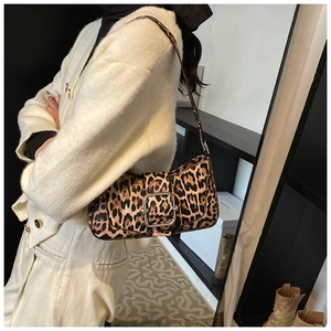 Détail du sac croissant à imprimé léopard avec boucle carrée argentée élégante sur l'épaule