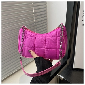 Dettaglio della borsa rosa trapuntata con elegante tracolla a catena d'argento
