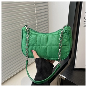 Dettaglio della borsa a mezzaluna trapuntata verde con catena d'argento e nylon