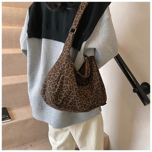 Détail du sac hobo léopard avec boucle dorée réglable et grande capacité de rangement
