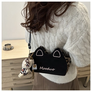 Détail du sac à bandoulière oreilles de chat noir avec léopard et breloque lapin en peluche