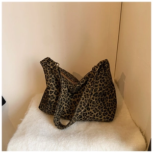 Vue détaillée du matériau en toile et du motif léopard sur le sac à bandoulière pour femme