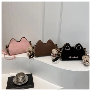 Trois sacs bandoulière en forme de chat en rose, marron et noir avec détails léopard