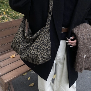 Grand sac hobo léopard pour femme porté par un mannequin dans un cadre extérieur