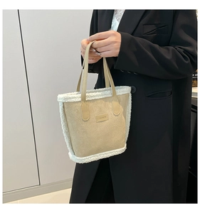 Dettaglio borsa a secchiello in camoscio kaki con bordo in pelliccia sintetica e logo Fashion