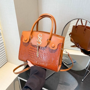 Women Croc Embossed PU Leather Shoulder Bag Retro Small Square Handbag With Tassel Metal Logo Crossbody Bag Fashion Satchel