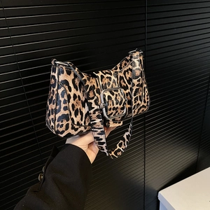 Sac sous le bras croissant imprimé léopard avec boucle argentée pour un style moderne