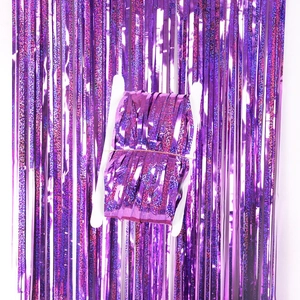 Détail du rideau à franges métalliques laser violet pour décoration de fête