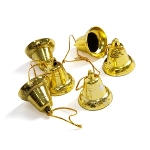 Lot de 5 cloches de Noël dorées en plastique de 3cm avec motifs d'étoiles sur fond blanc
