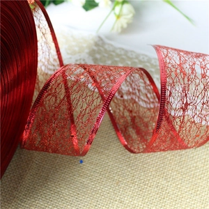 Détail d'un ruban en maille pailletée rouge avec bordure métallique de Noël