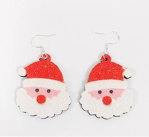 Detail van glitterende Kerstman oorbellen met feestelijke rode mutsen en witte baarden