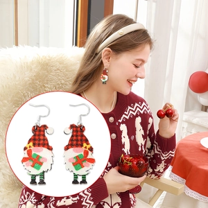 Festliche Weihnachts-Gnom-Ohrringe mit Glitzerdetails und rotem Geschenk an Modell
