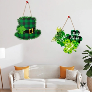 Décoration murale de Saint-Patrick avec chapeau vert et trèfles en bois dans un salon