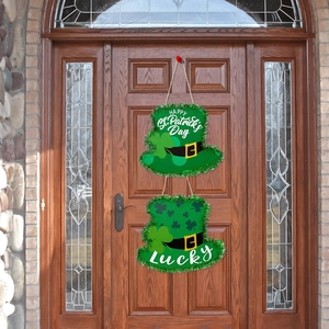 Suspension de porte Saint-Patrick avec chapeaux de trèfle vert sur porte en bois