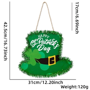 Détail de la décoration murale en bois pour la Saint-Patrick en forme de chapeau vert