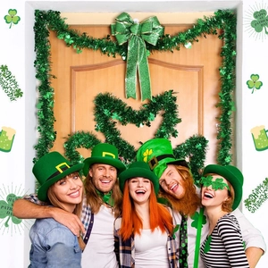 St. Patrick's Day Set mit grünem Zylinder, Kleeblatt-Brille und festlicher Lametta-Girlande