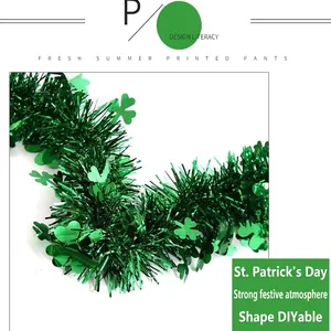 Grüne und goldene St. Patrick's Day Girlande mit dekorativen Kleeblatt-Formen