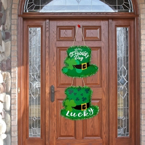 Decorazione cappello di legno San Patrizio con trifogli e scritta Lucky su porta in legno