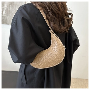 Détail du sac croissant à motif crocodile marron clair porté en sac à bandoulière
