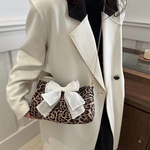 Borsa a tracolla leopardata con grande fiocco in organza bianca e catena d'oro