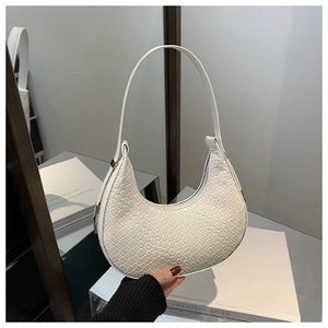 Vue détaillée du sac croissant blanc avec texture tressée gaufrée en cuir synthétique chic
