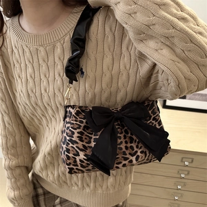 Borsa a spalla leopardata chic con grande fiocco in raso nero e tracolla arricciata