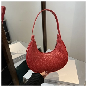 Détail du sac à main croissant rouge tressé avec motif à carreaux et fermeture éclair argentée