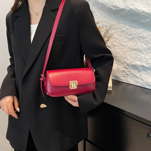 Sac bandoulière chic en cuir mat rouge avec élégant fermoir rotatif en métal doré pour femme