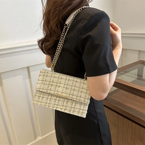 Fashionable tweed chain shoulder bag for women with gold clasp and elegant metal strap