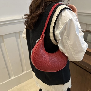Sac à bandoulière chic en demi-lune rouge tissé en cuir végan au design élégant