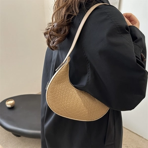 Sac hobo beige tressé chic en forme de croissant avec fine bandoulière sur mannequin