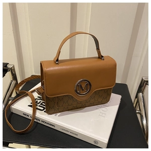 Vue détaillée du sac à main marron avec boucle logo M argentée et imprimé monogramme