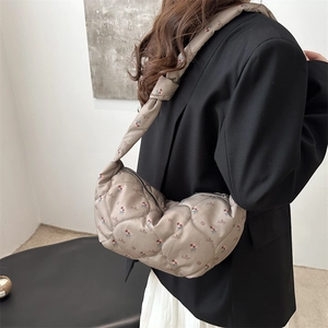 Sac fourre-tout matelassé à fleurs taupe avec bandoulière nouée et fermeture éclair