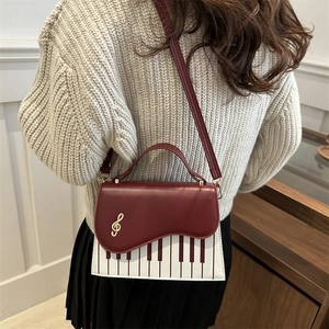 Elegante borsa a tracolla con tasti di pianoforte bordeaux e fibbia nota d'oro