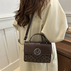 Sac à main carré marron foncé avec motif monogramme et ornement en métal M
