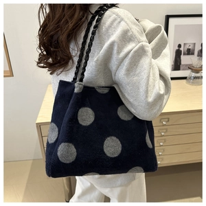 Détail du sac cabas en peluche bleu marine à pois avec bandoulière tissée noire