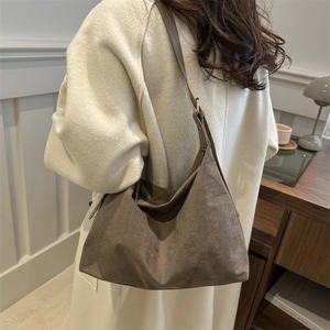 Borsa hobo in pelle scamosciata marrone da donna con design retrò e fibbia dorata