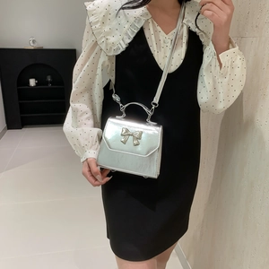 Sac bandoulière argenté avec nœud métallique, sac à main élégant pour femme