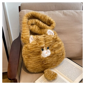 Nahaufnahme der flauschigen orangefarbenen Katzen-Plüschtasche auf beigem Sofa